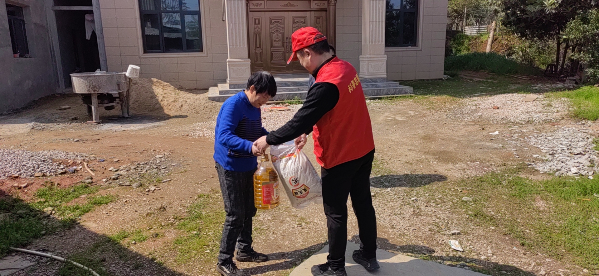 春暖花开、阳光明媚温暖大地-- 市科协党组慰问困难群众、温暖人心